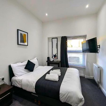 Oyo Firs Lodge London Heathrow Hounslow Bagian luar foto