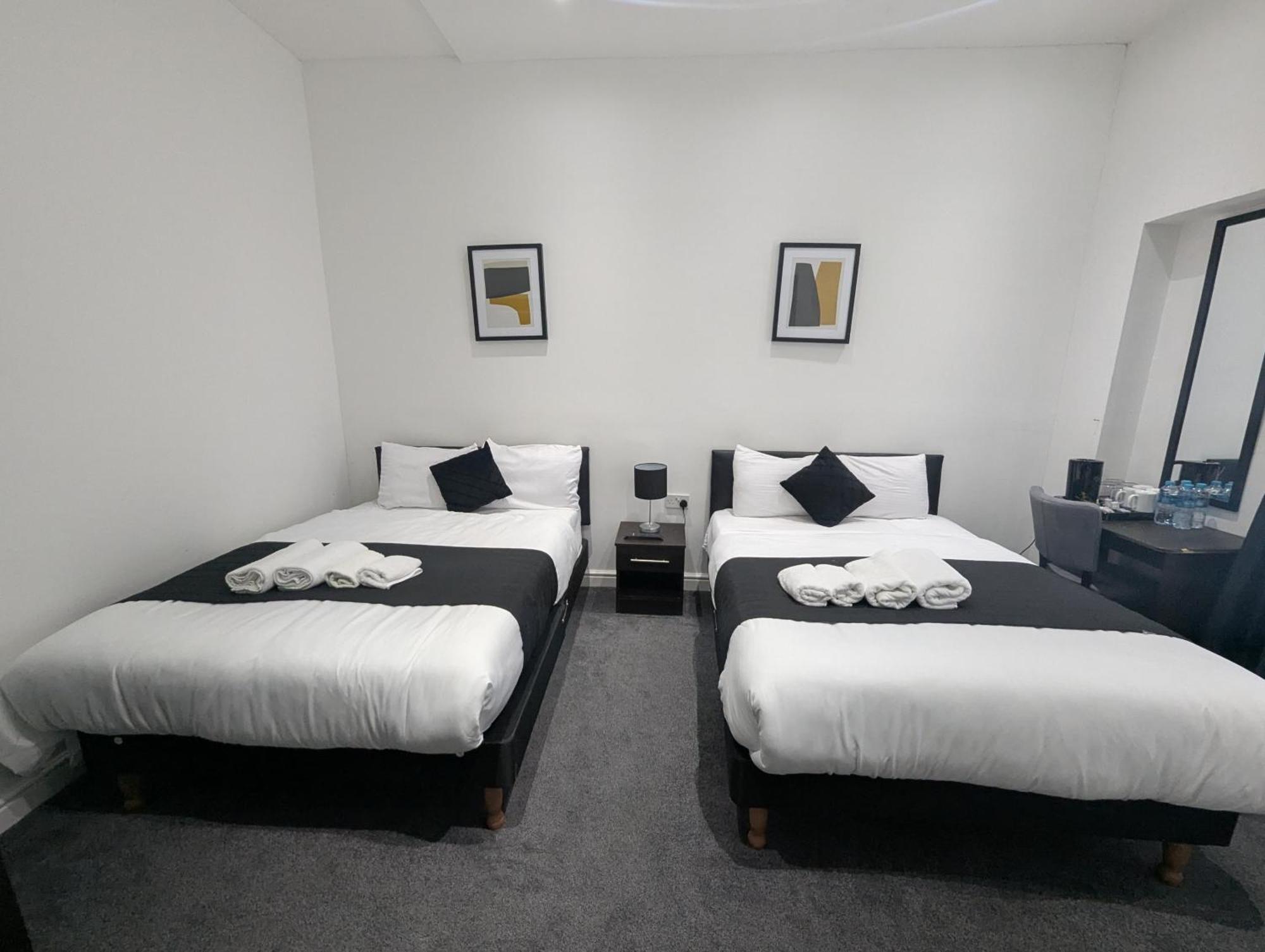Oyo Firs Lodge London Heathrow Hounslow Bagian luar foto