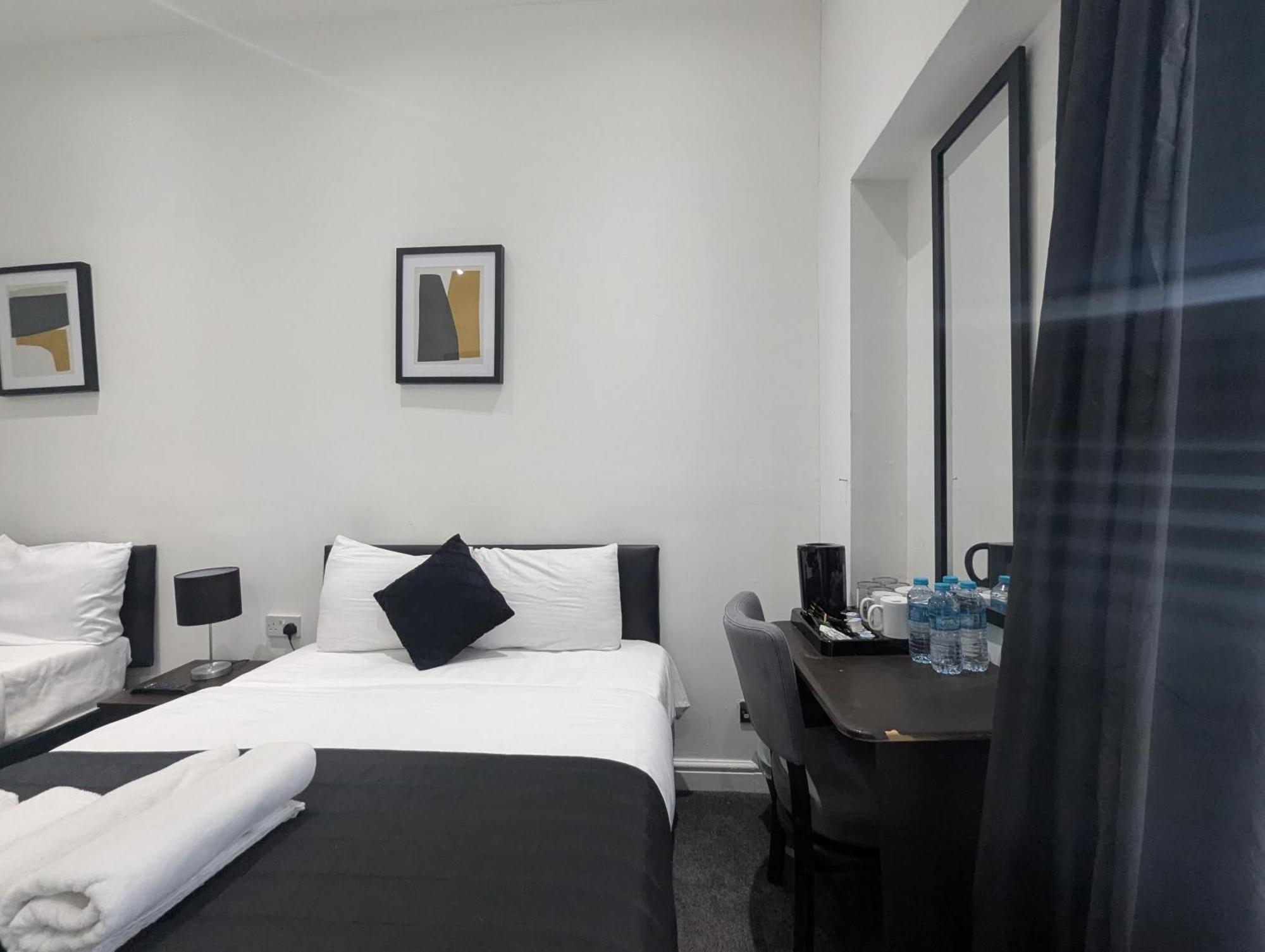 Oyo Firs Lodge London Heathrow Hounslow Bagian luar foto