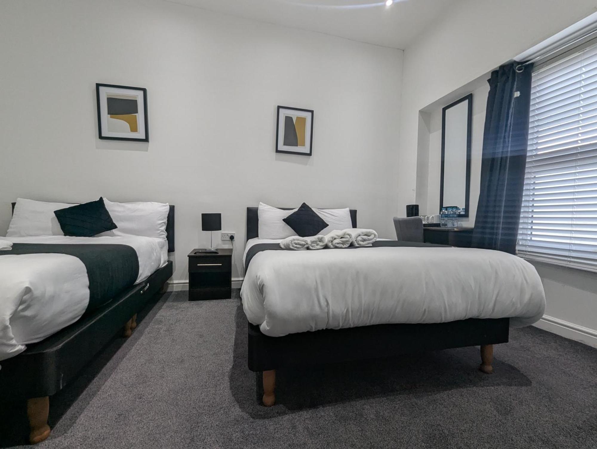 Oyo Firs Lodge London Heathrow Hounslow Bagian luar foto