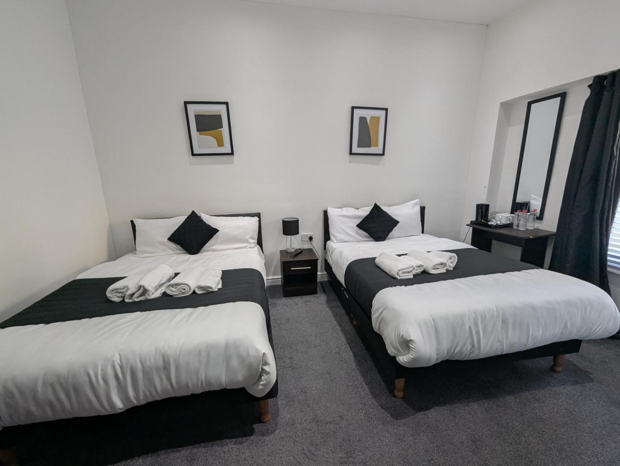 Oyo Firs Lodge London Heathrow Hounslow Bagian luar foto