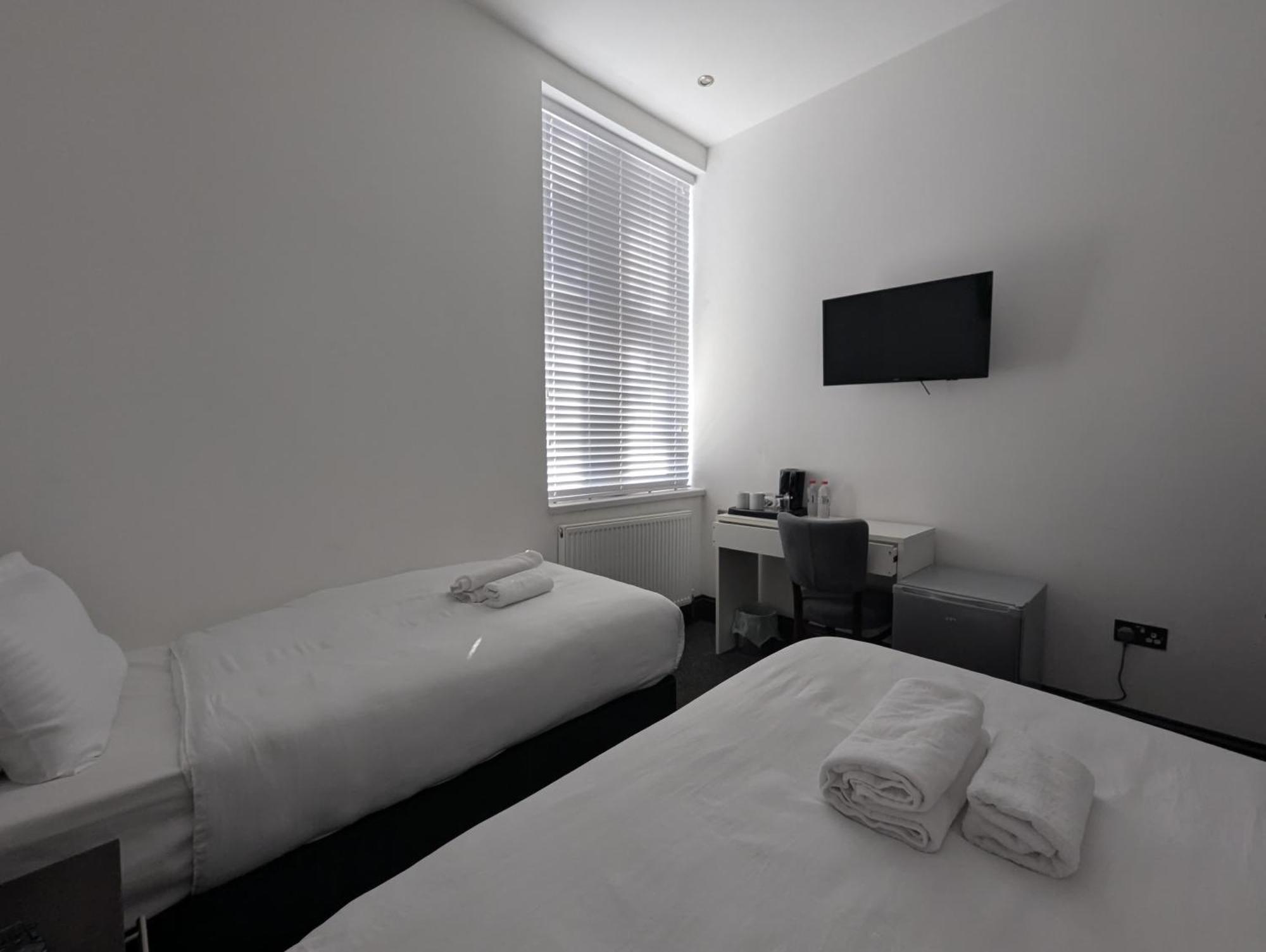 Oyo Firs Lodge London Heathrow Hounslow Bagian luar foto