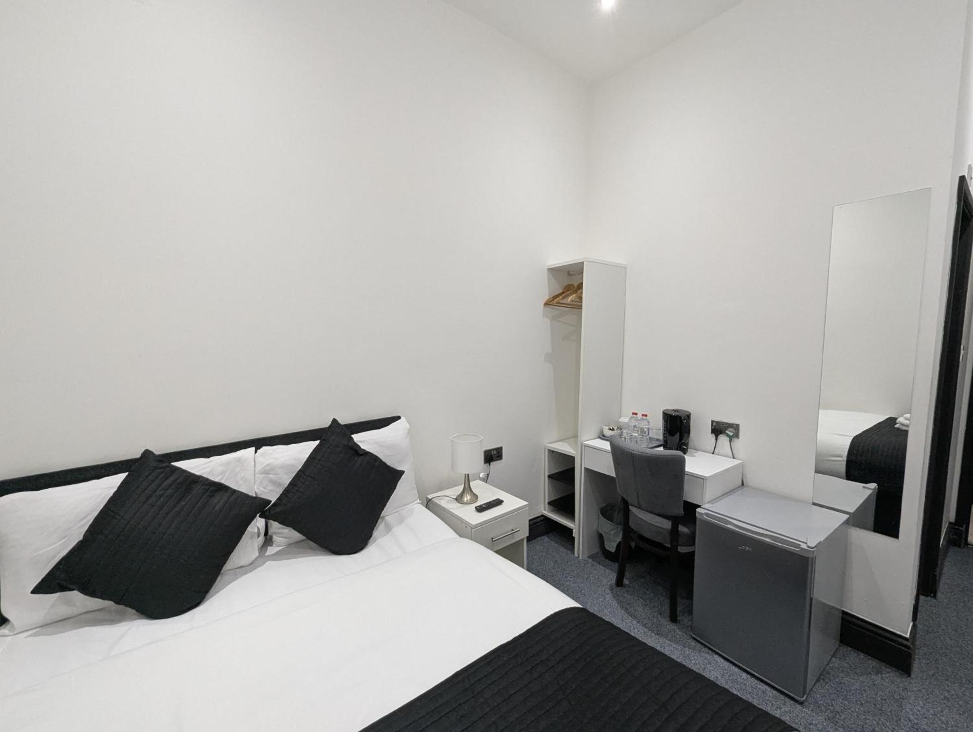 Oyo Firs Lodge London Heathrow Hounslow Bagian luar foto