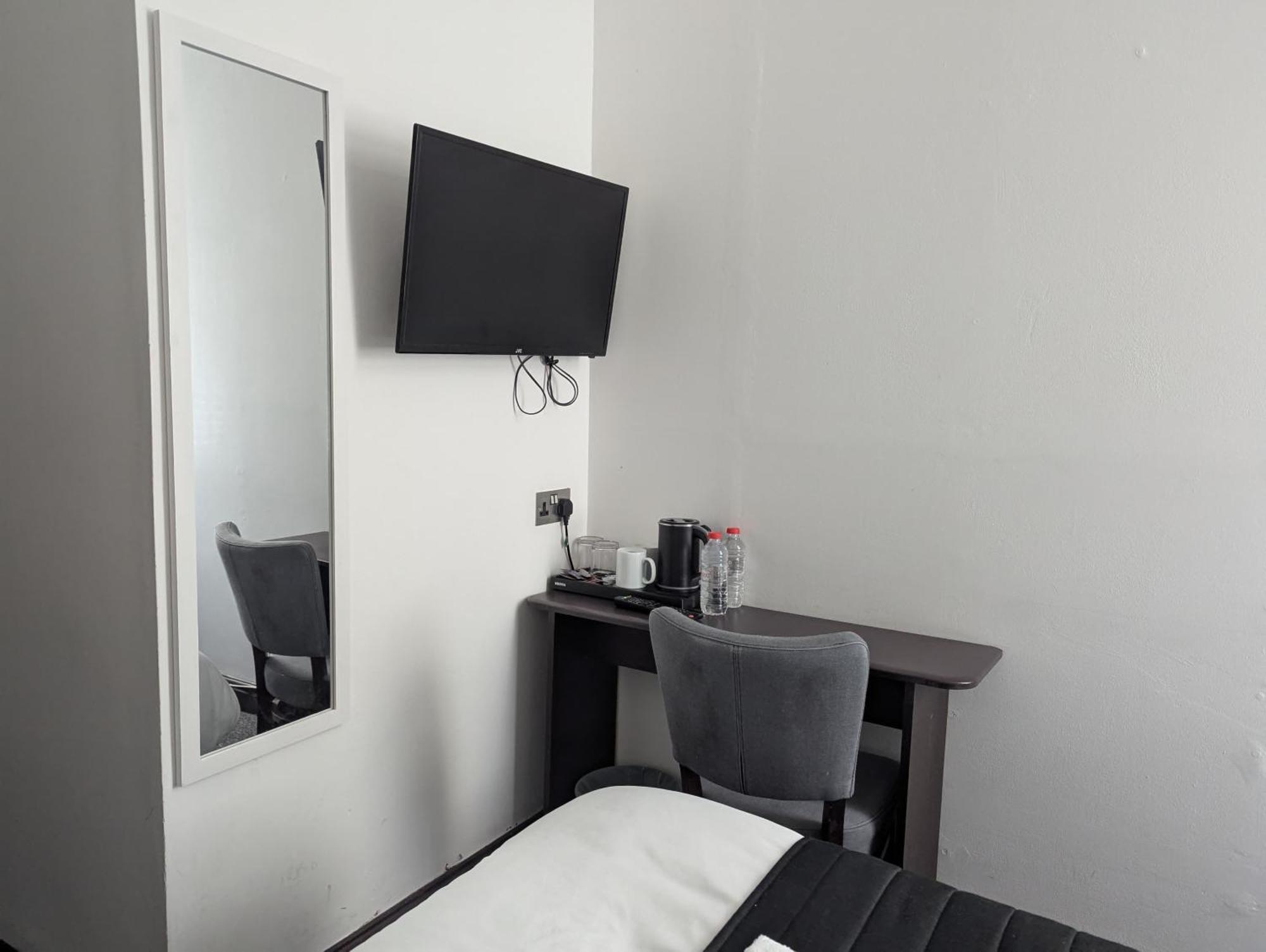 Oyo Firs Lodge London Heathrow Hounslow Bagian luar foto