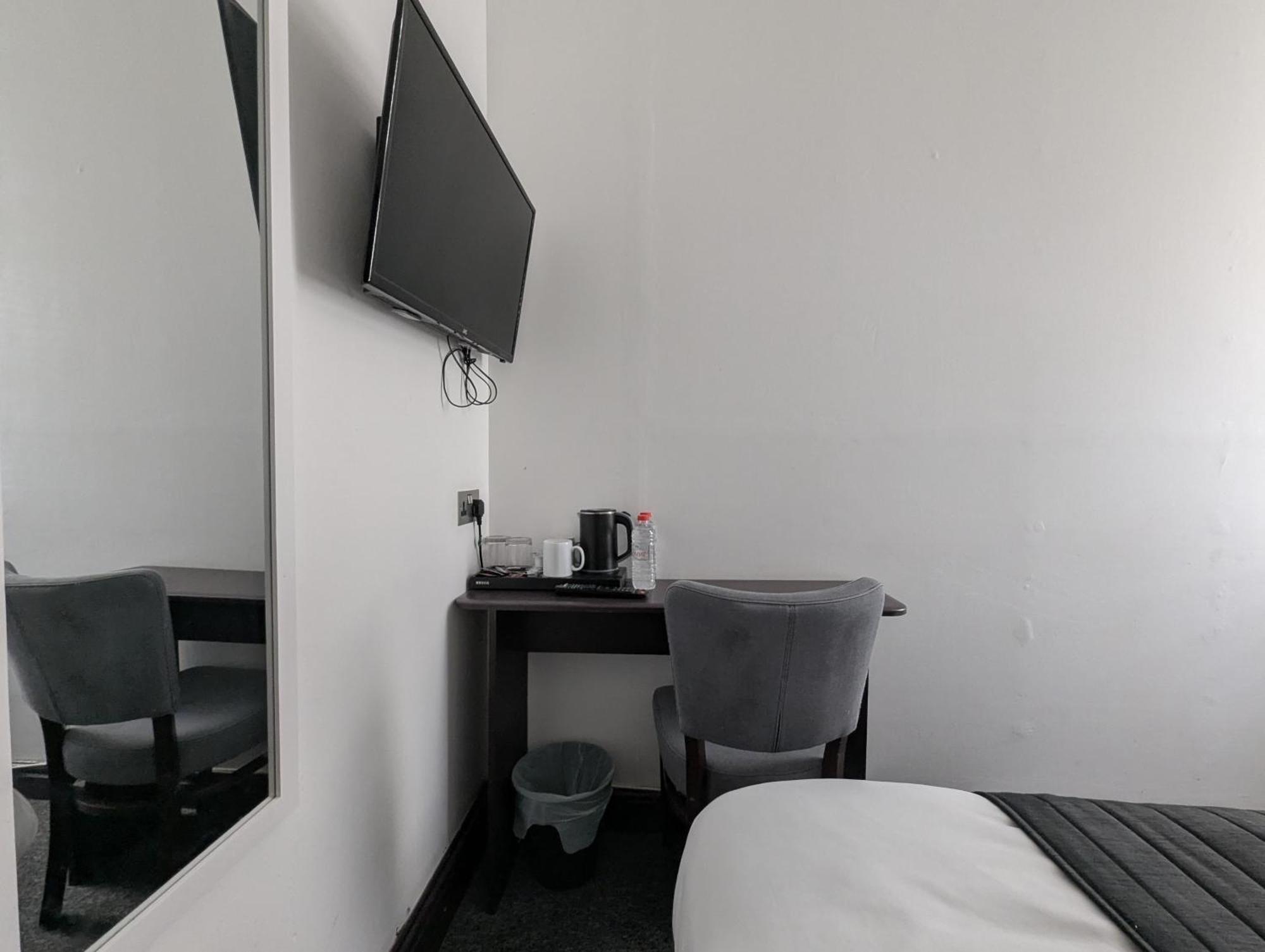 Oyo Firs Lodge London Heathrow Hounslow Bagian luar foto
