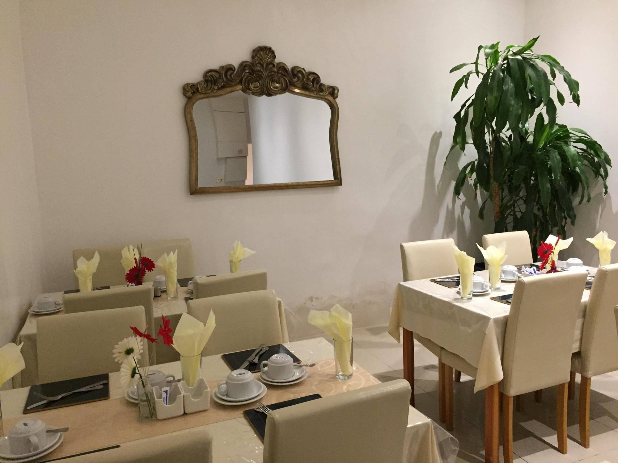 Oyo Firs Lodge London Heathrow Hounslow Bagian luar foto