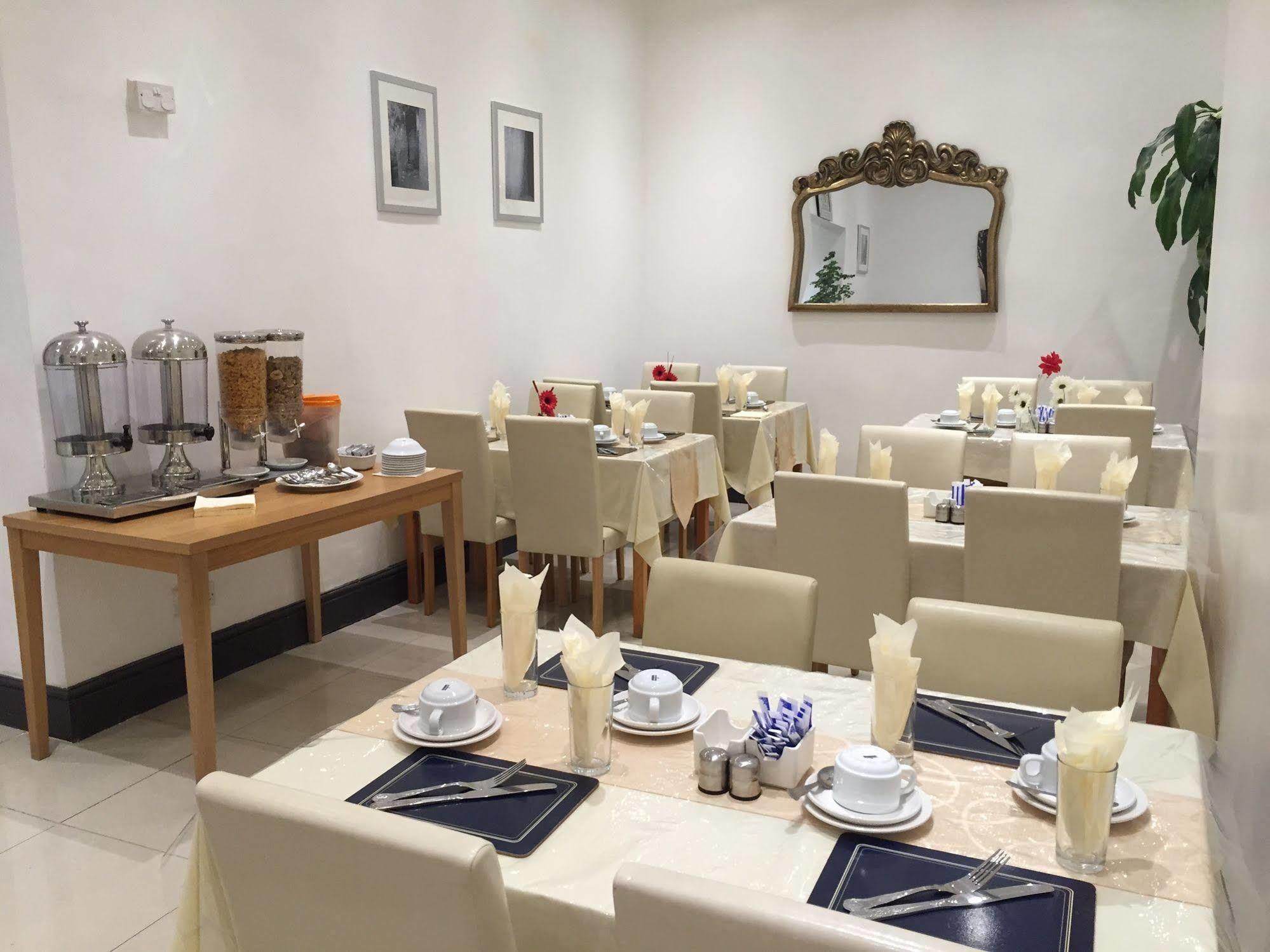 Oyo Firs Lodge London Heathrow Hounslow Bagian luar foto