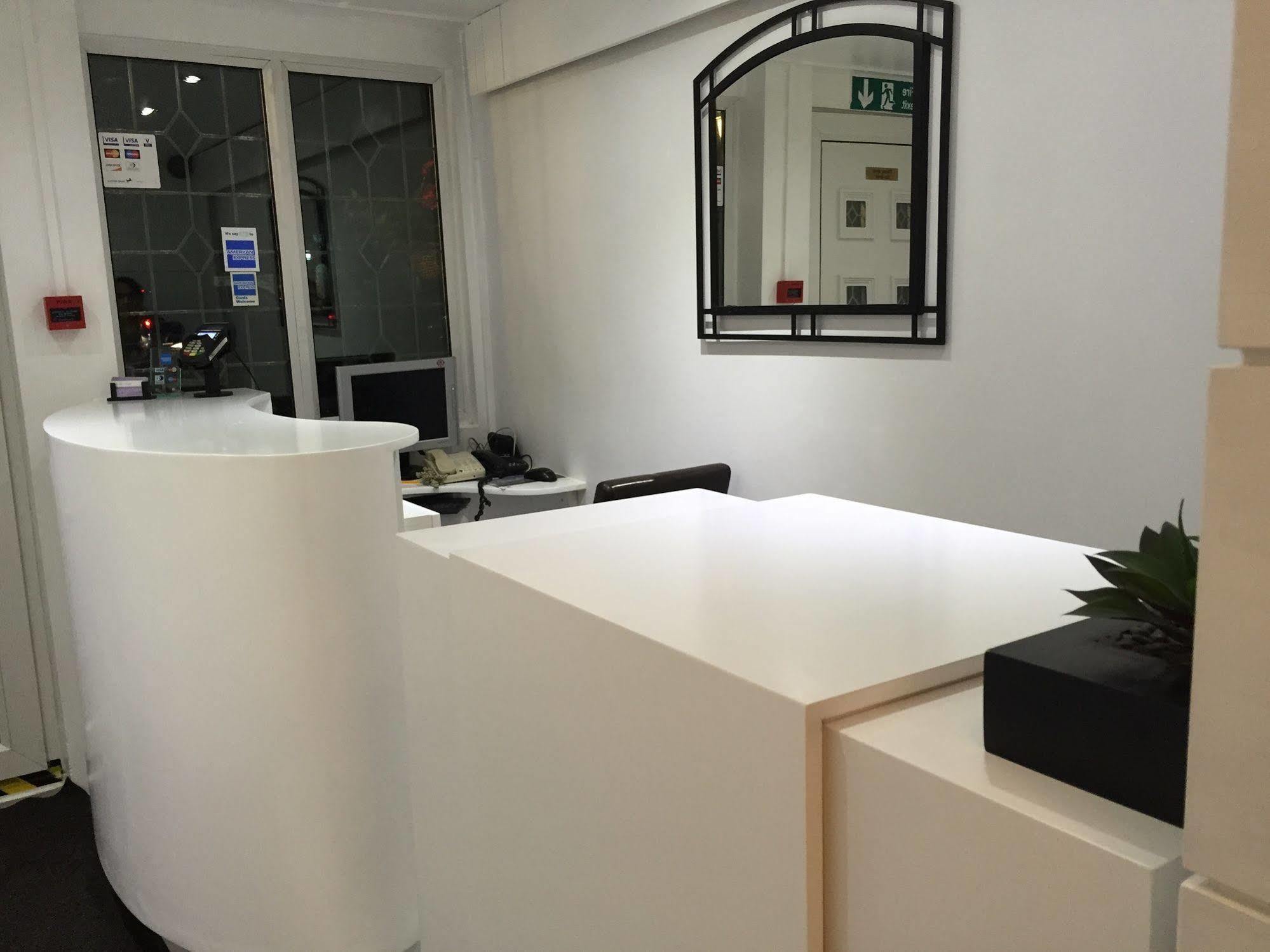 Oyo Firs Lodge London Heathrow Hounslow Bagian luar foto