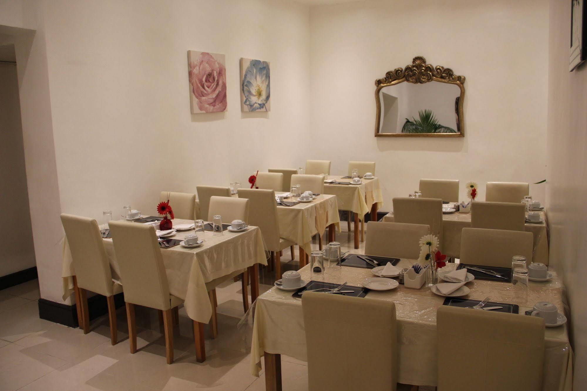 Oyo Firs Lodge London Heathrow Hounslow Bagian luar foto